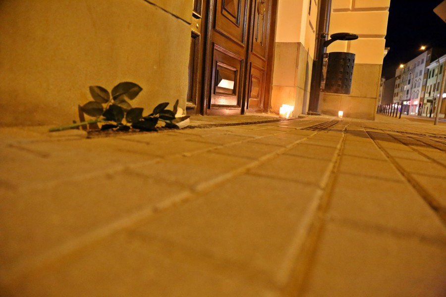 ?Nie ma wakacji od demokracji?. Poniedziałkowy ?Łańcuch światła? pod sanockim sądem [ZDJĘCIA, WIDEO]