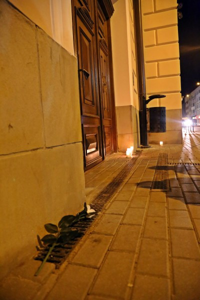 ?Nie ma wakacji od demokracji?. Poniedziałkowy ?Łańcuch światła? pod sanockim sądem [ZDJĘCIA, WIDEO]