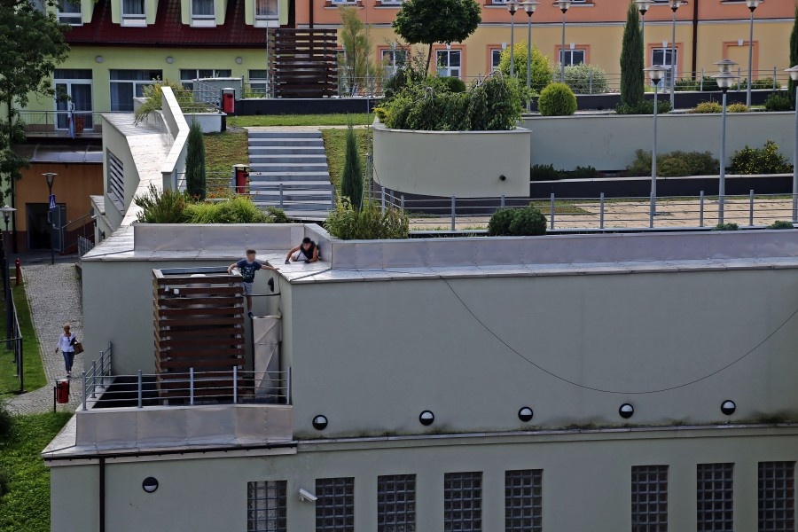 Niebezpieczne zabawy na dachu