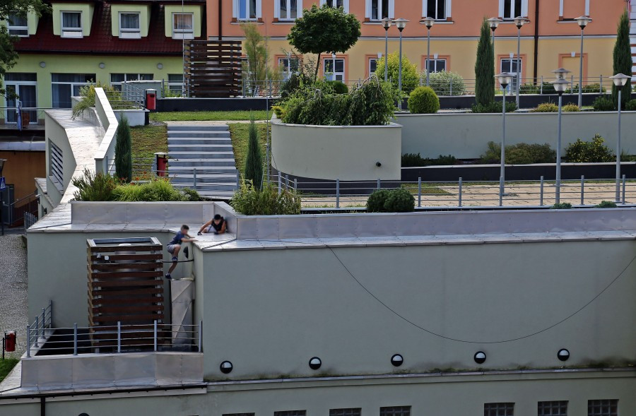 Niebezpieczne zabawy na dachu