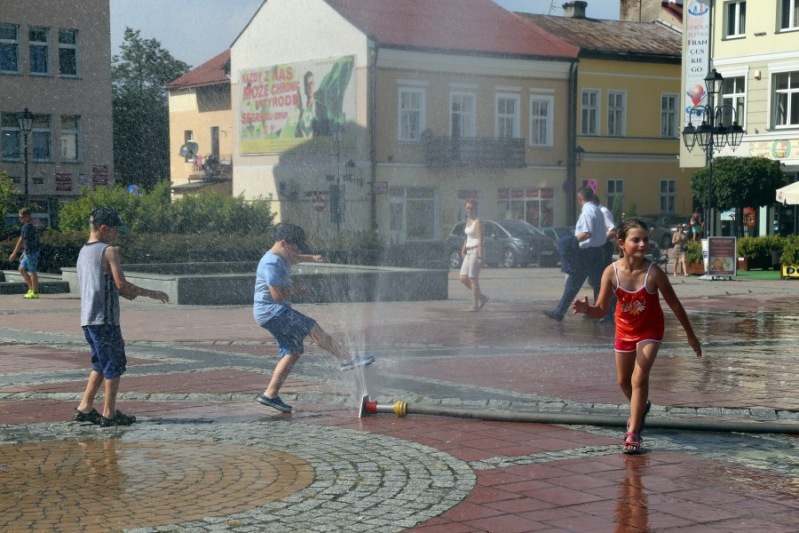 Zimny prysznic na starówce [ZDJĘCIA]