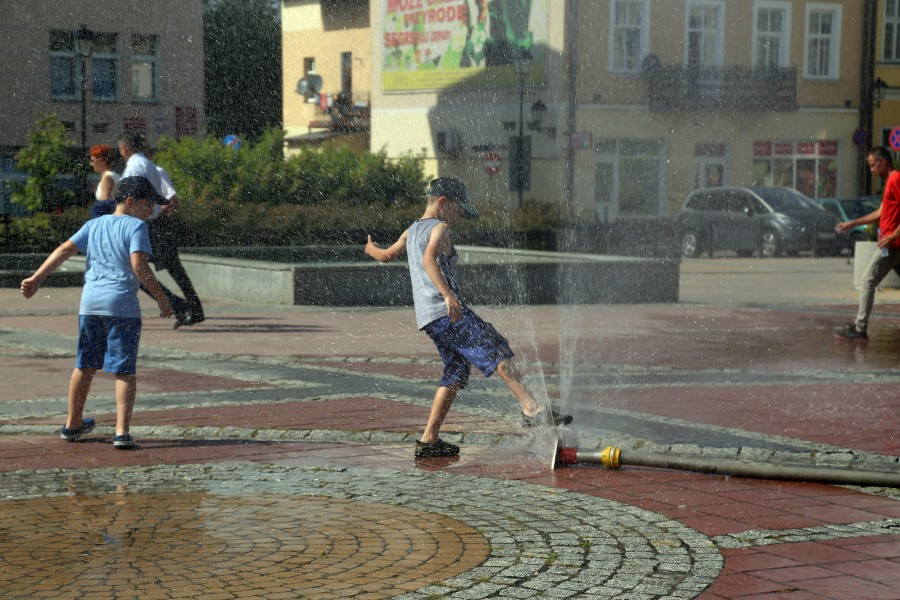 Zimny prysznic na starówce [ZDJĘCIA]