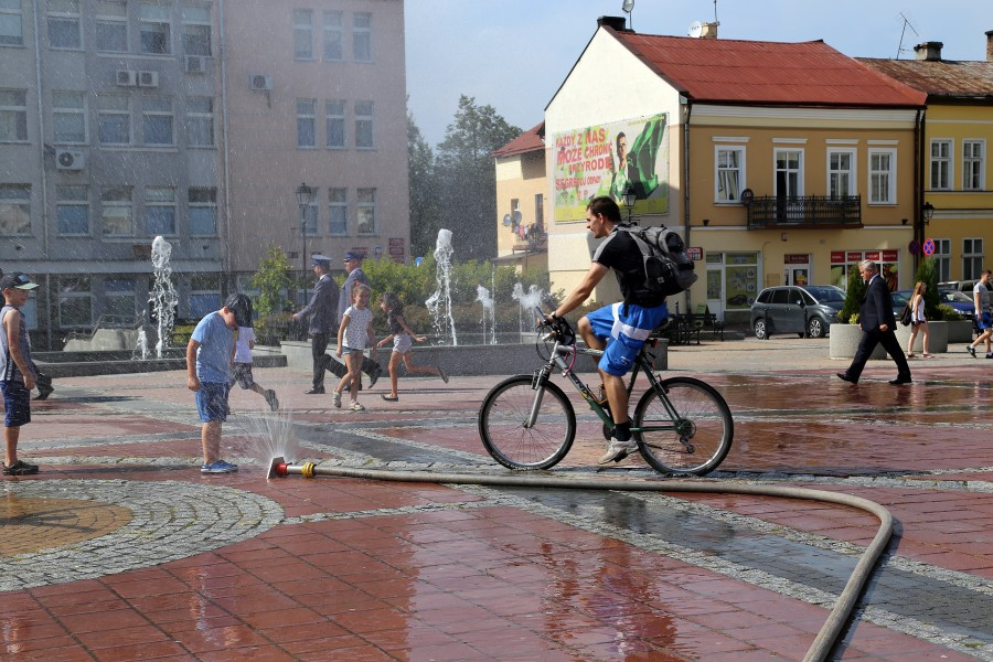 Zimny prysznic na starówce [ZDJĘCIA]