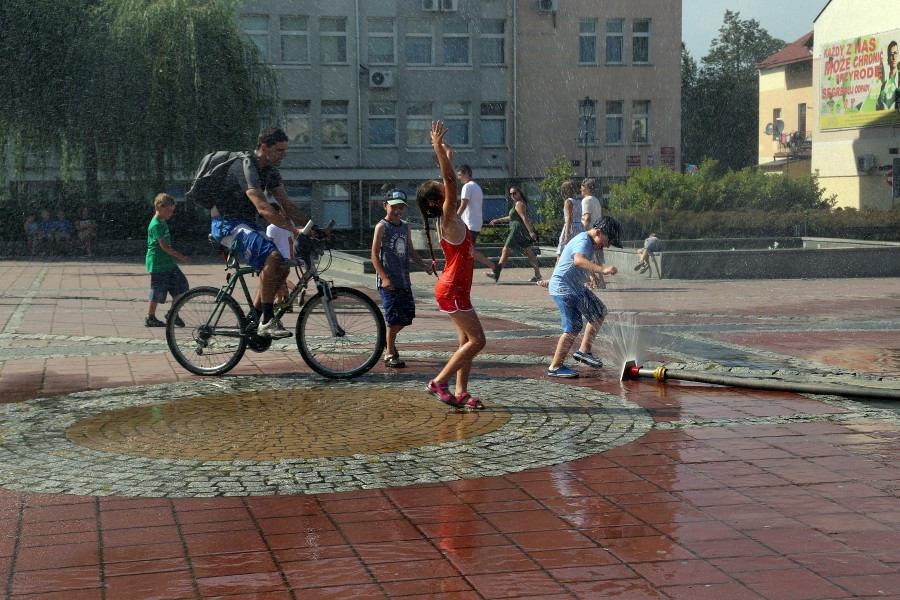 Zimny prysznic na starówce [ZDJĘCIA]