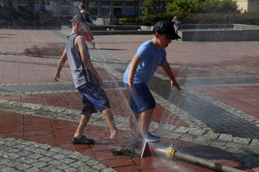 Zimny prysznic na starówce [ZDJĘCIA]