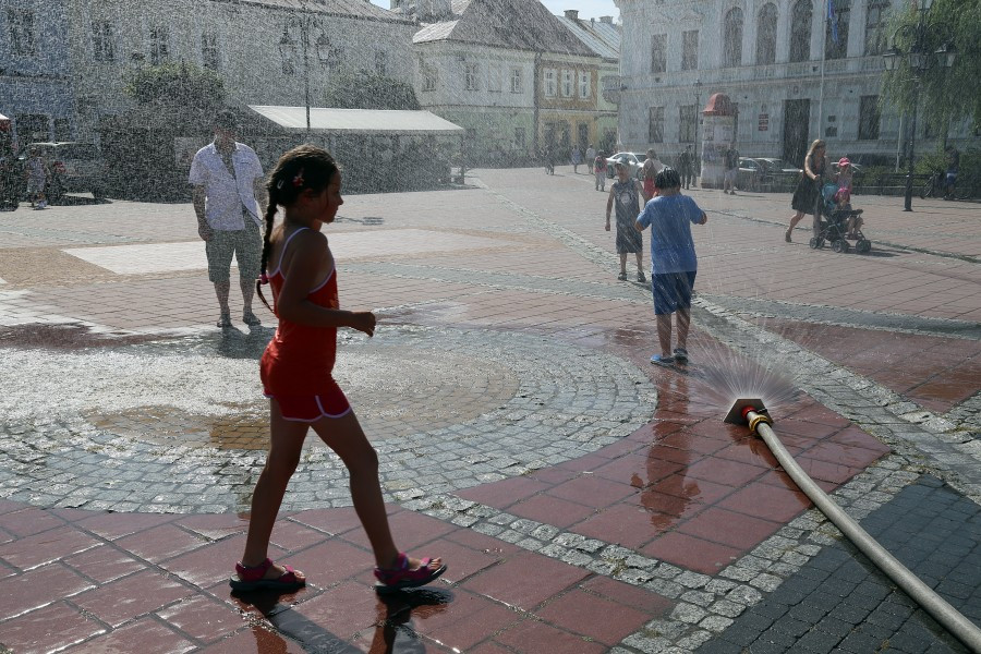 Zimny prysznic na starówce [ZDJĘCIA]