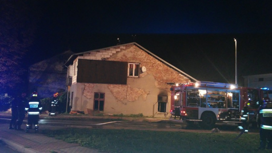 Pożar w kamienicy. Mieszkańcy ciężko ranni [ZDJĘCIA]
