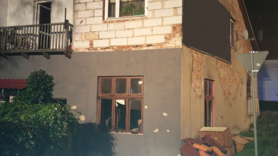 Pożar w kamienicy. Mieszkańcy ciężko ranni [ZDJĘCIA]