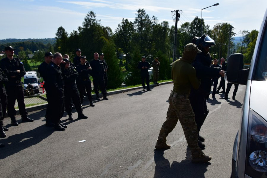 Pracownica GOPS-u uwięziona przez mężczyznę z nożem
