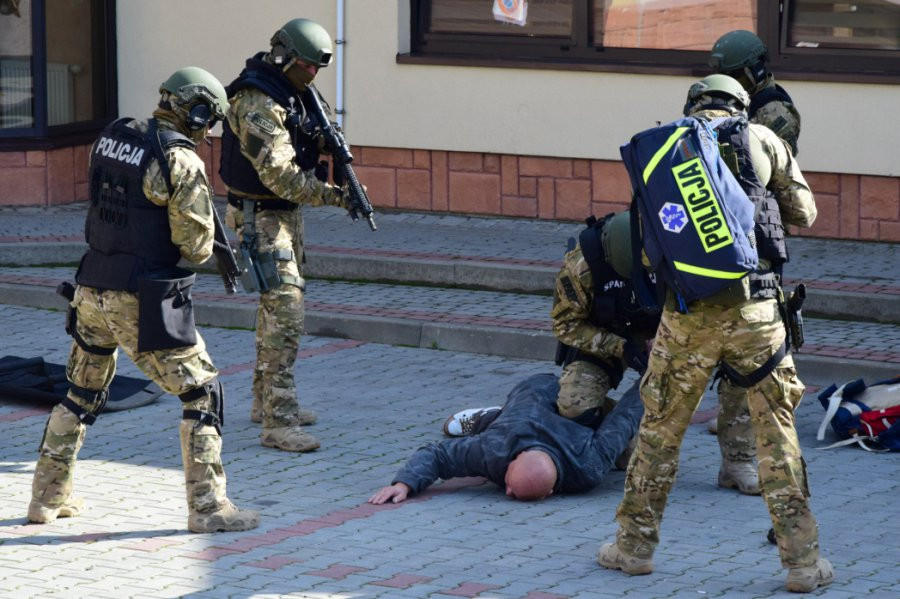 Pracownica GOPS-u uwięziona przez mężczyznę z nożem