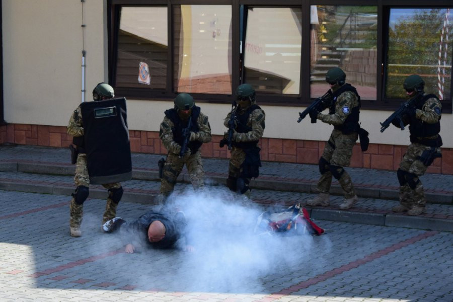 Pracownica GOPS-u uwięziona przez mężczyznę z nożem