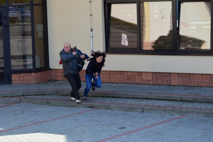 Pracownica GOPS-u uwięziona przez mężczyznę z nożem