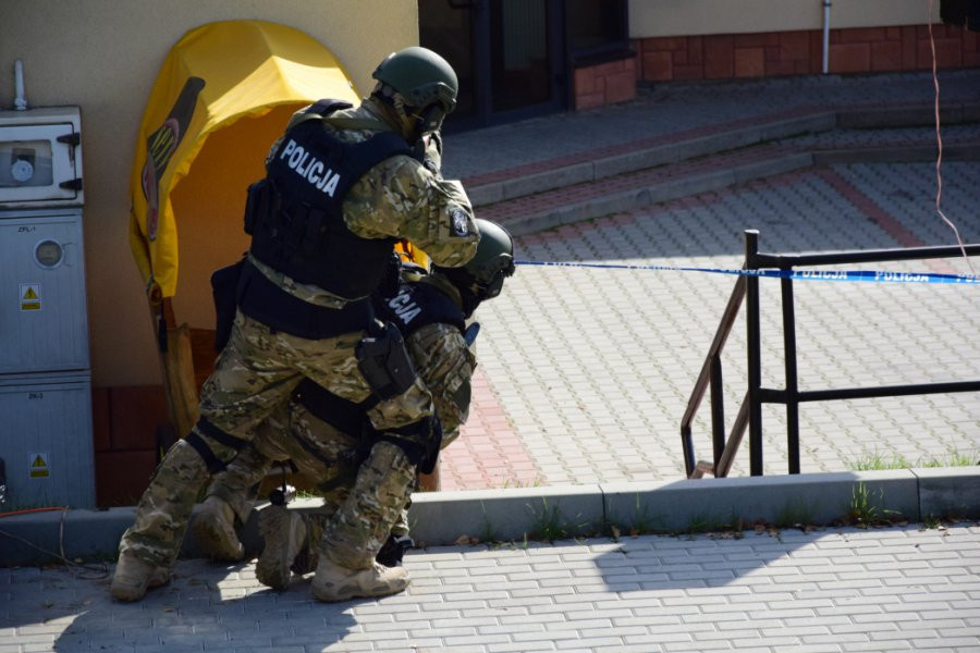 Pracownica GOPS-u uwięziona przez mężczyznę z nożem