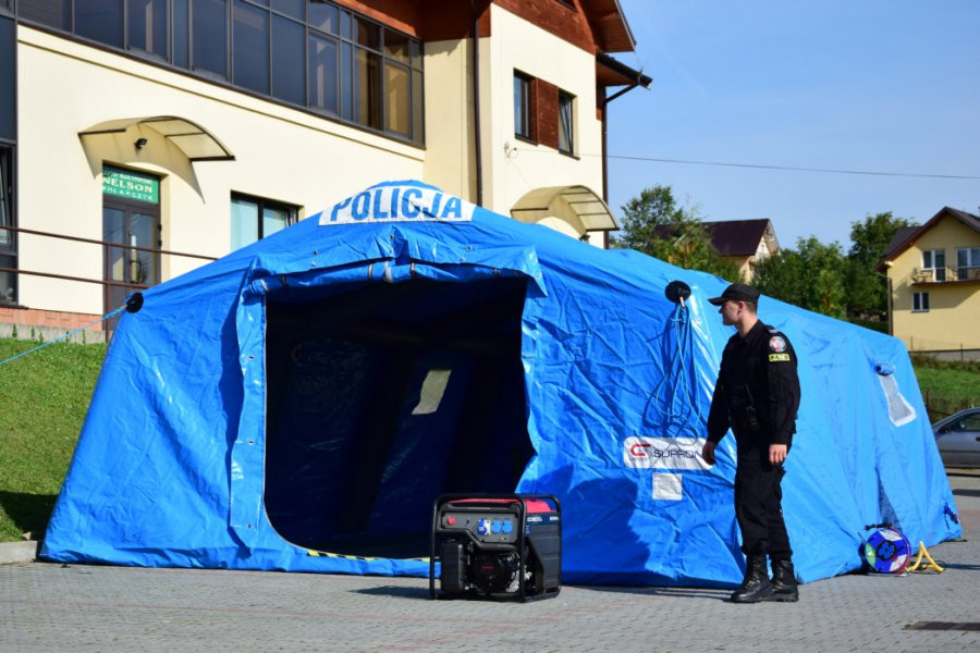 Pracownica GOPS-u uwięziona przez mężczyznę z nożem