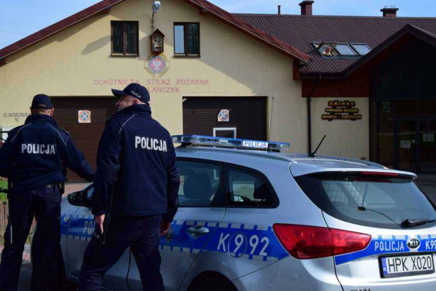 Pracownica GOPS-u uwięziona przez mężczyznę z nożem