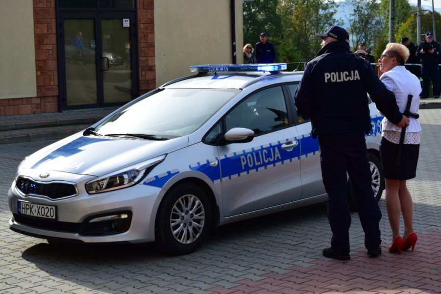 Pracownica GOPS-u uwięziona przez mężczyznę z nożem