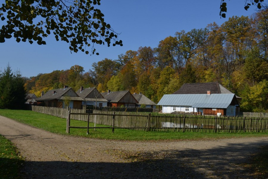 Skansen skąpany w jesiennym słońcu [ZDJĘCIA]
