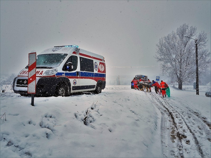 Karetka nie dojechała, pomogli goprowcy. Jak długo mieszkańcy będą czekać na most?