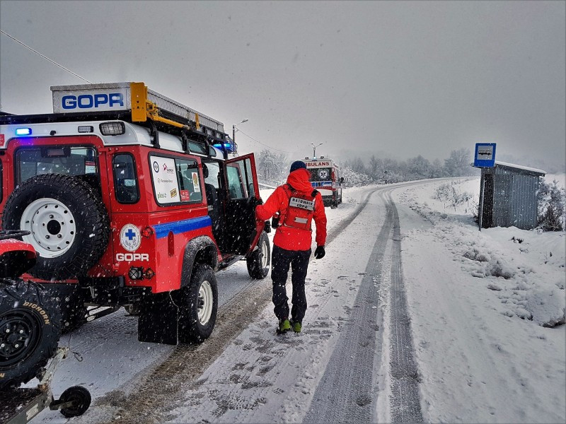Karetka nie dojechała, pomogli goprowcy. Jak długo mieszkańcy będą czekać na most?