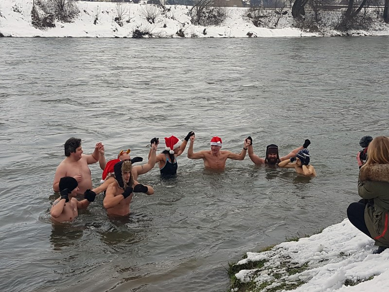 Lodowata woda im niestraszna! [ZDJĘCIA, WIDEO]