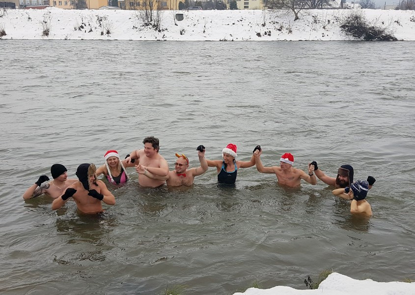 Lodowata woda im niestraszna! [ZDJĘCIA, WIDEO]