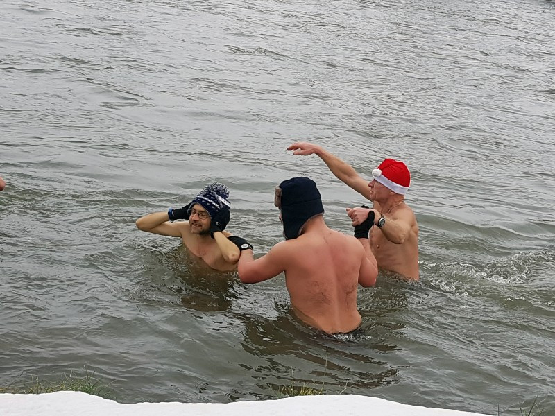Lodowata woda im niestraszna! [ZDJĘCIA, WIDEO]