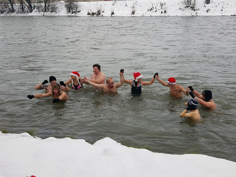 Lodowata woda im niestraszna! [ZDJĘCIA, WIDEO]
