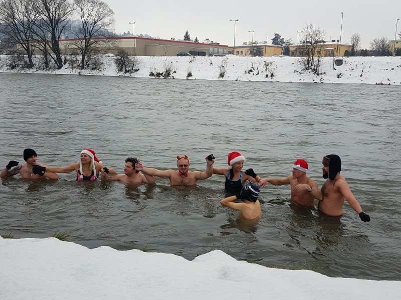 Lodowata woda im niestraszna! [ZDJĘCIA, WIDEO]