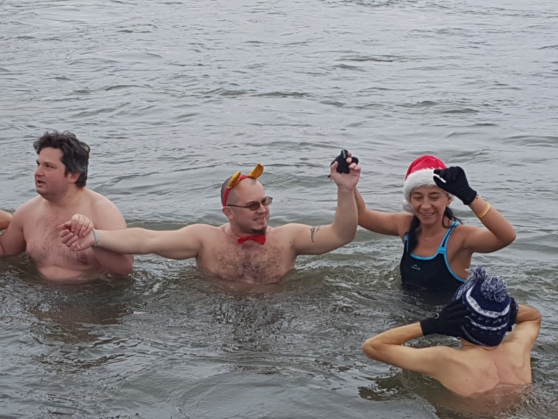 Lodowata woda im niestraszna! [ZDJĘCIA, WIDEO]