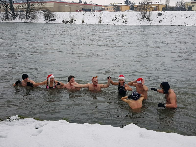 Lodowata woda im niestraszna! [ZDJĘCIA, WIDEO]
