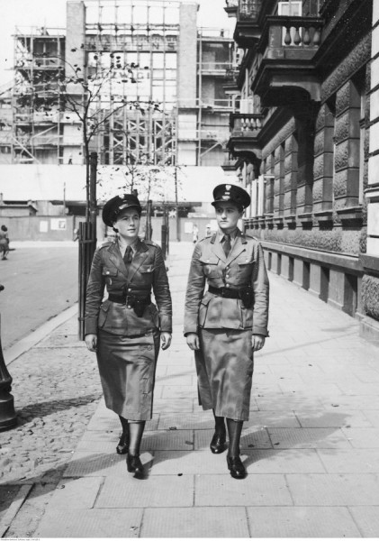 Policjantka dawniej i dziś