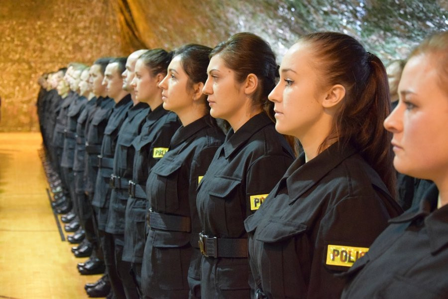 Policjantka dawniej i dziś