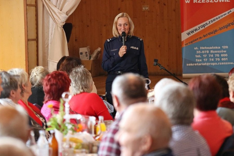 Policjantka dawniej i dziś