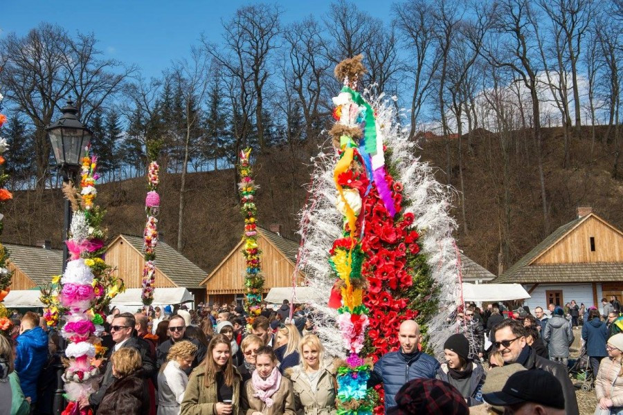 Piękne palmy, wielkanocne ozdoby i potrawy. Tak wyglądała Niedziela Palmowa w skansenie [ZDJĘCIA]