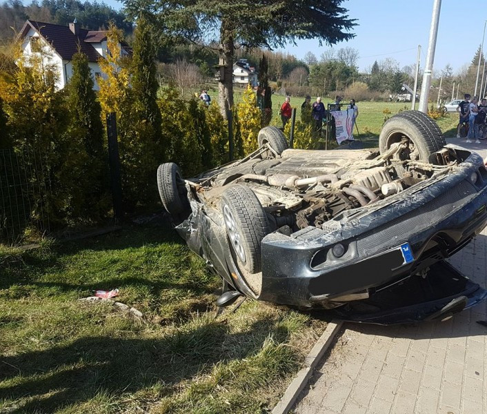Osobówka dachowała w rowie [ZDJĘCIA]