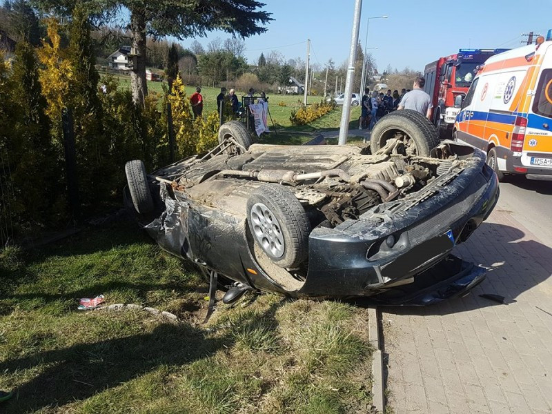 Osobówka dachowała w rowie [ZDJĘCIA]