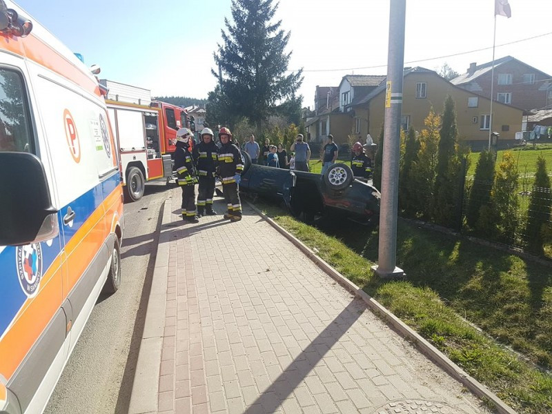 Osobówka dachowała w rowie [ZDJĘCIA]
