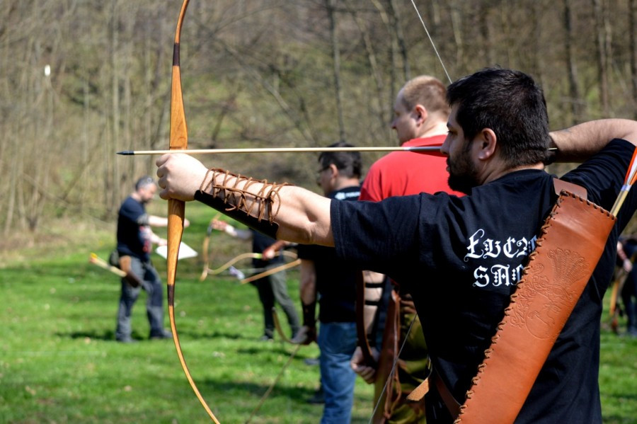 Strzelać jak Robin Hood [WIDEO]