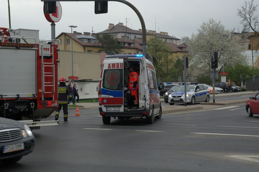Wjechał na skrzyżowanie na czerwonym świetle [ZDJĘCIA, WIDEO]
