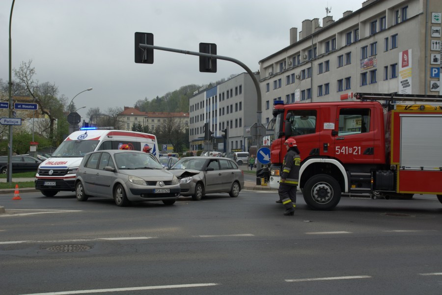 Wjechał na skrzyżowanie na czerwonym świetle [ZDJĘCIA, WIDEO]