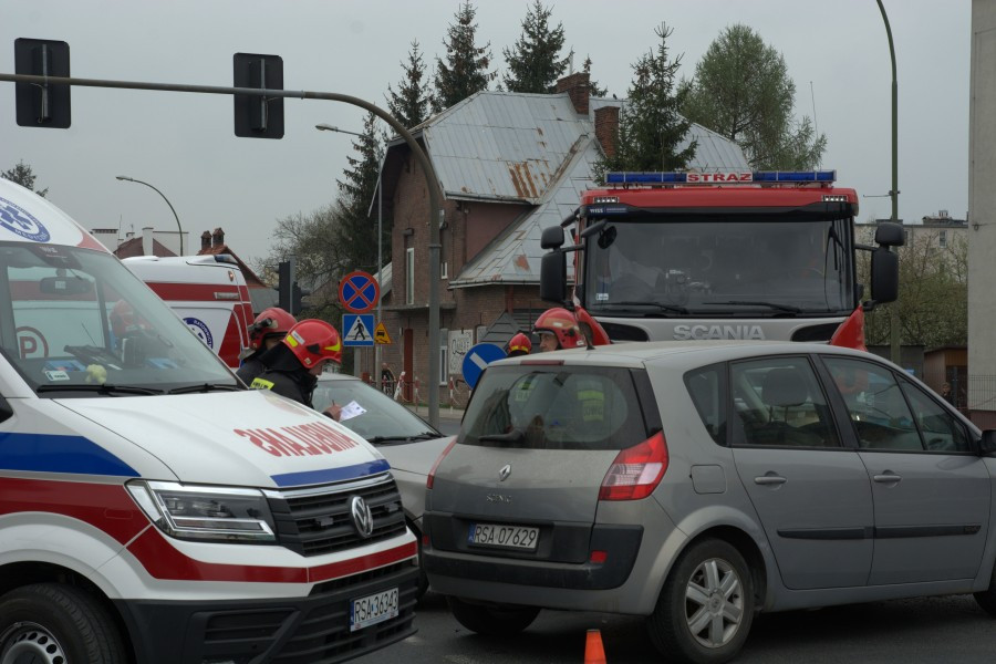 Wjechał na skrzyżowanie na czerwonym świetle [ZDJĘCIA, WIDEO]