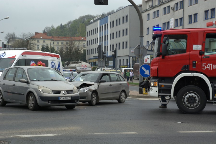 Wjechał na skrzyżowanie na czerwonym świetle [ZDJĘCIA, WIDEO]