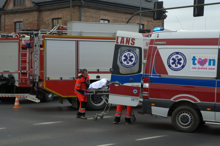 Wjechał na skrzyżowanie na czerwonym świetle [ZDJĘCIA, WIDEO]