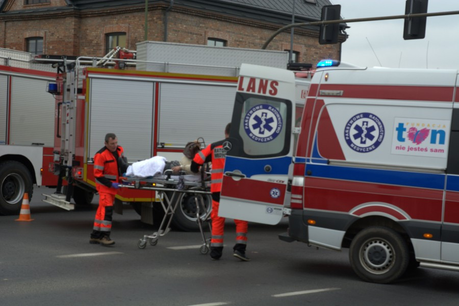 Wjechał na skrzyżowanie na czerwonym świetle [ZDJĘCIA, WIDEO]
