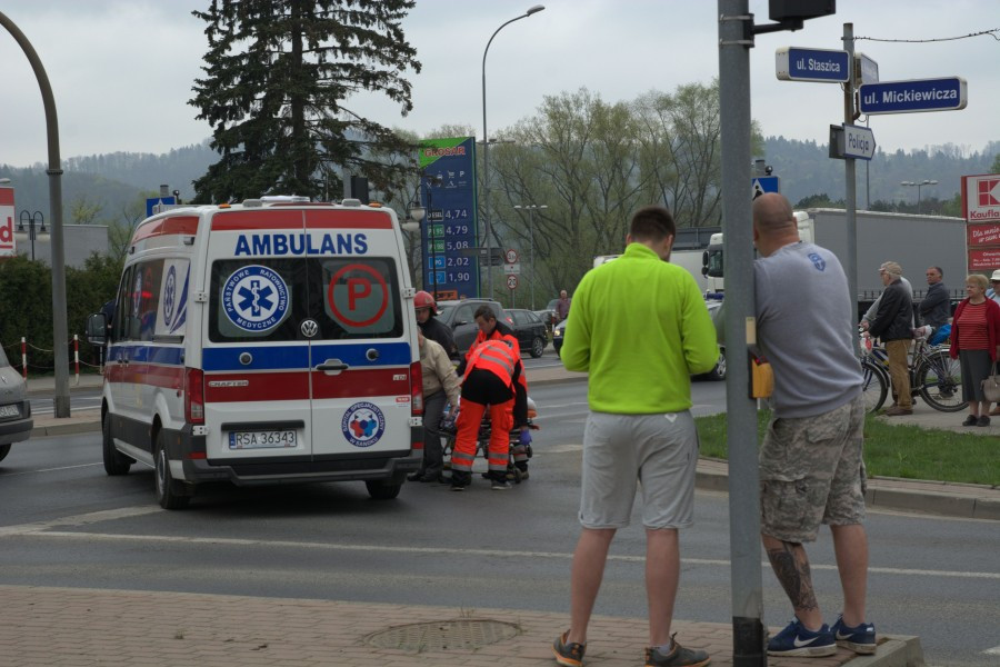 Wjechał na skrzyżowanie na czerwonym świetle [ZDJĘCIA, WIDEO]