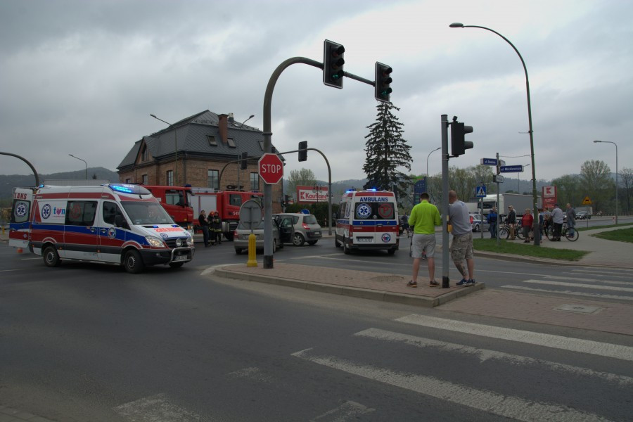 Wjechał na skrzyżowanie na czerwonym świetle [ZDJĘCIA, WIDEO]
