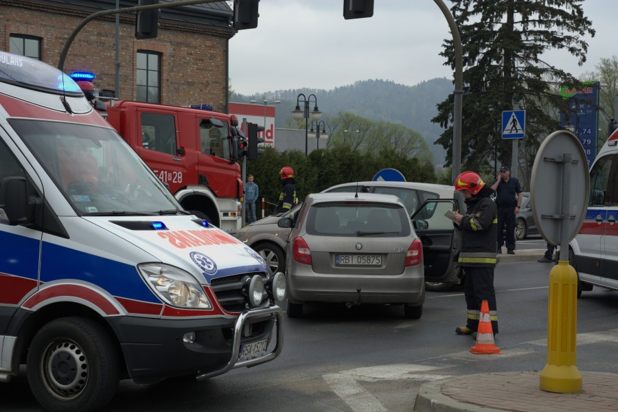 Wjechał na skrzyżowanie na czerwonym świetle [ZDJĘCIA, WIDEO]
