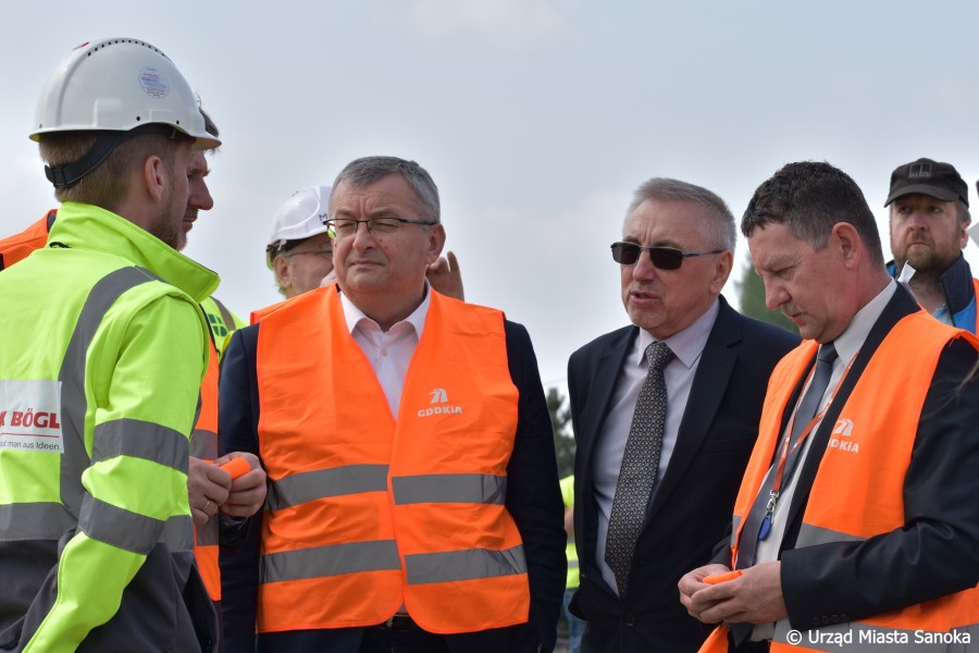 Minister Adamczyk na budowie sanockiej obwodnicy [ZDJĘCIA]