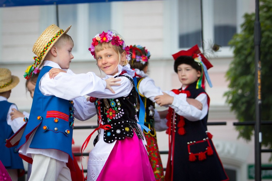 Przedszkolaki z biało-czerwoną