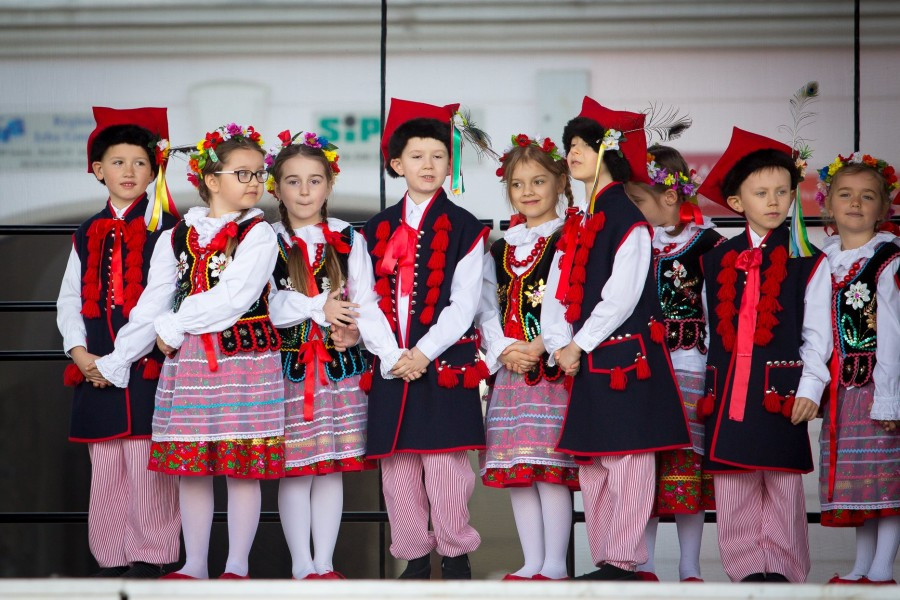 Przedszkolaki z biało-czerwoną